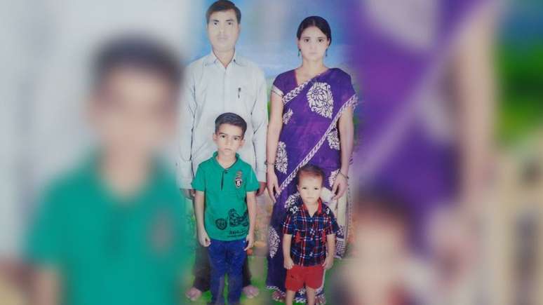 Rajan Yadav, sua esposa Sanju e os dois filhos, que buscavam uma vida melhor em Mumbai