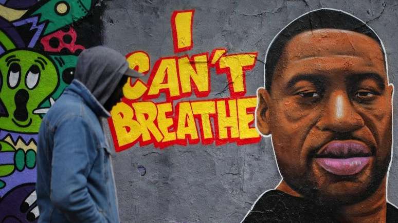 A morte de Floyd desencadeou reações em todo o mundo; o grafite na Alemanha mostra Floyd e seu apelo aos policiais