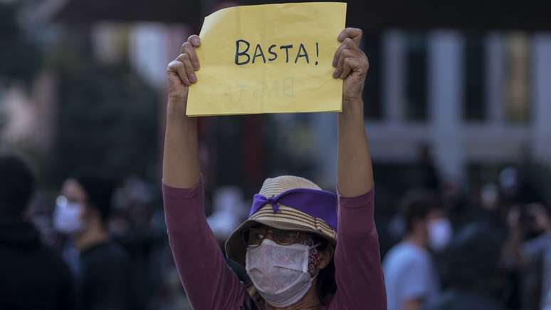 Manifestante na Avenida Paulista no último dia 31; grupos querem repetir atos contra Bolsonaro e racismo neste domingo (7), mas há também divergências internas e lideranças contrárias a demonstrações neste momento