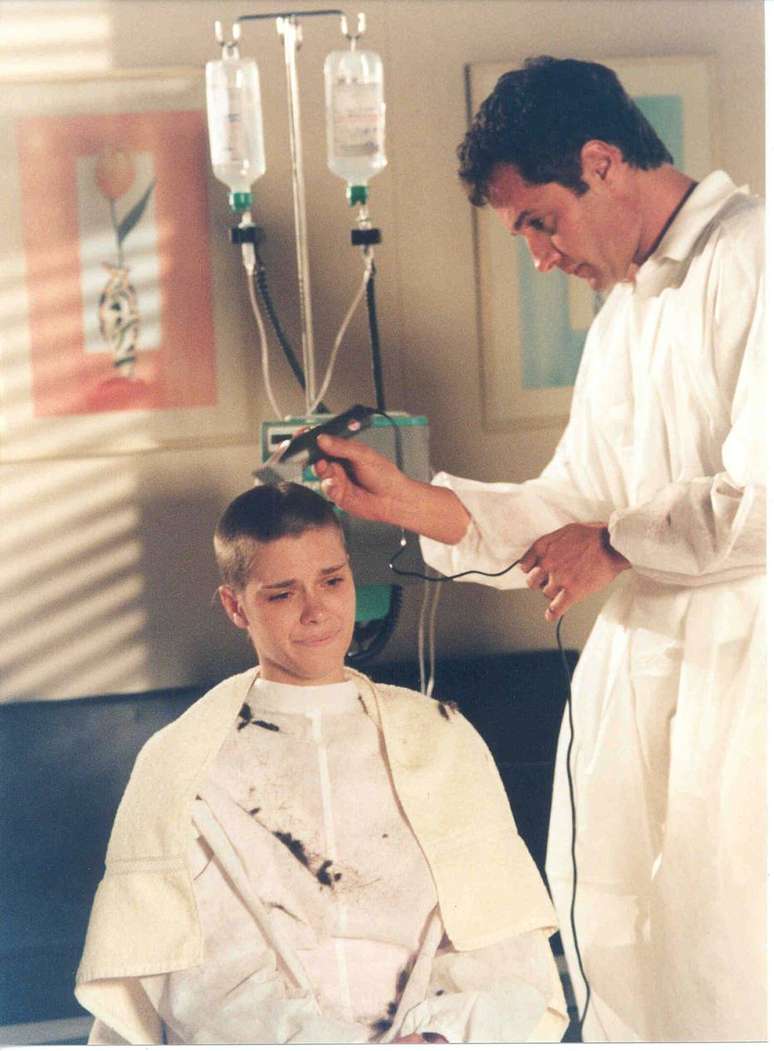 Carolina Dieckmann na cena em que sua personagem, Camila, raspa a cabe&ccedil;a. &nbsp;