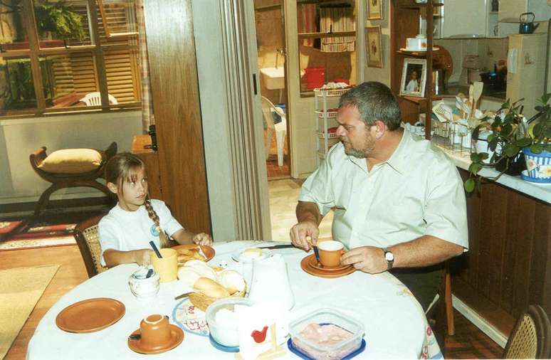 A atriz mirim Carla Diaz (Raquel) em cena com&nbsp;Jos&eacute; Victor Castiel (Viriato) em 'La&ccedil;os de Fam&iacute;lia' &nbsp;