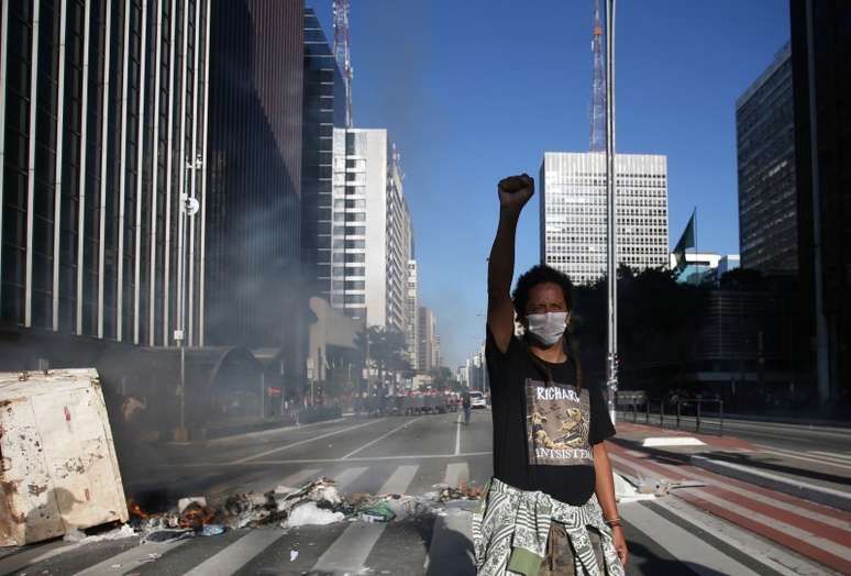 Manifestante gesticula em protesto contra o governo em São Paulo
31/05/2020
REUTERS/Rahel Patrasso
