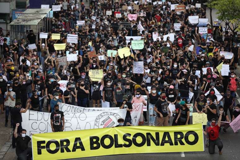 Manifestantes protestam contra presidente Jair Bolsonaro em Manaus
02/06/2020 REUTERS/Bruno Kelly