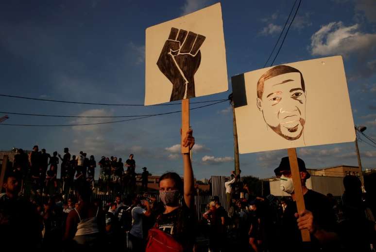 Manifestantes protestam contra racismo em Paris
02/06/2020 REUTERS/Gonzalo Fuentes