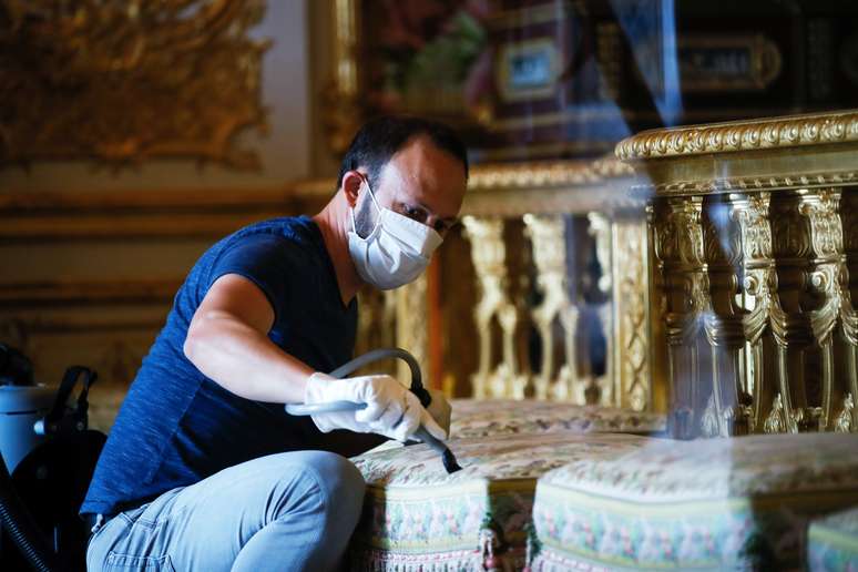 Funcionário prepara Palácio de Versalhes para reabertura
05/06/2020
REUTERS/Gonzalo Fuentes