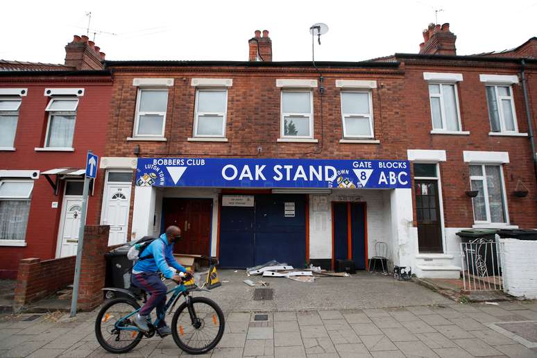 Ciclista passa por entrada vazia de est&aacute;dio na cidade de Luton, no Reino Unido, em meio a pandemia de coronav&iacute;rus
04/07/2020
REUTERS/Paul Childs