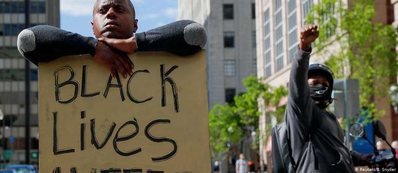 "Vidas negras importam": manifestante segura cartaz em protesto pela morte de George Floyd em Boston