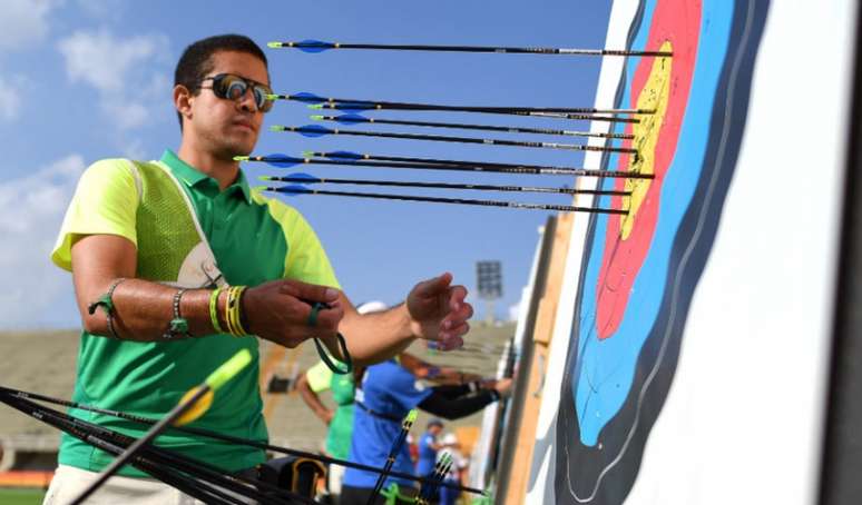 Bernardo Oliveira disputou provas do tiro com arco na Rio-2016 (Foto: Jewel Samad/AFP)