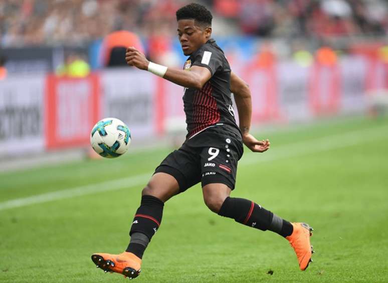 No primeiro turno, Leon Bailey foi responsável pelos gols da vitória do Leverkusen (Foto: Patrik STOLLARZ / AFP)