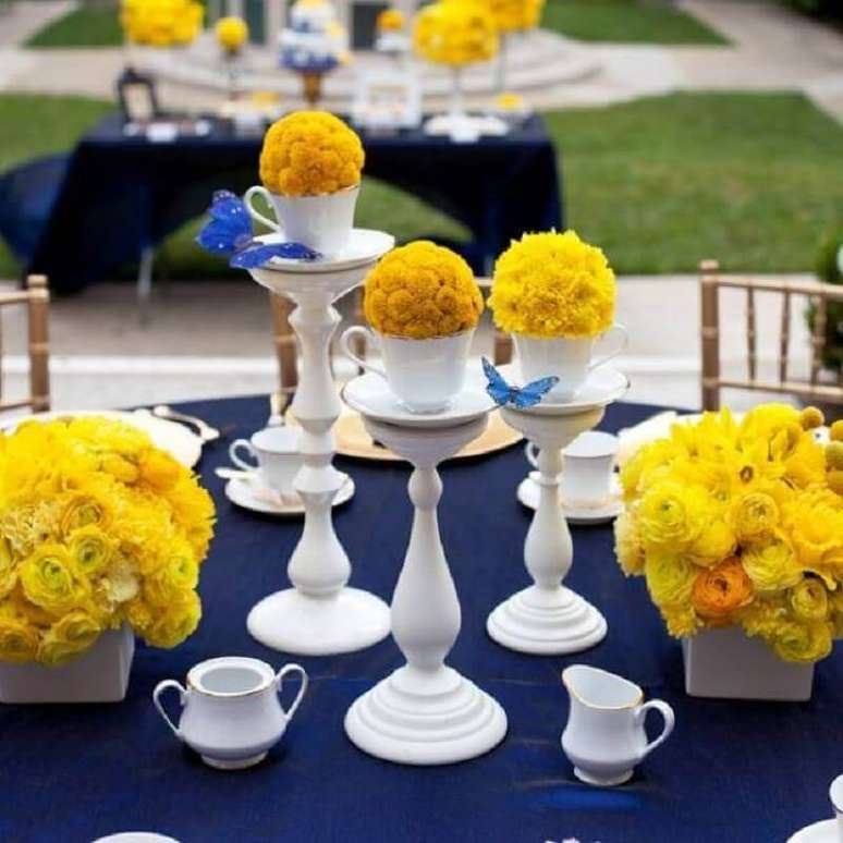 14. Os arranjos de flores amarelas se destacam na decoração de casamento azul marinho – Foto: Casa e Festa