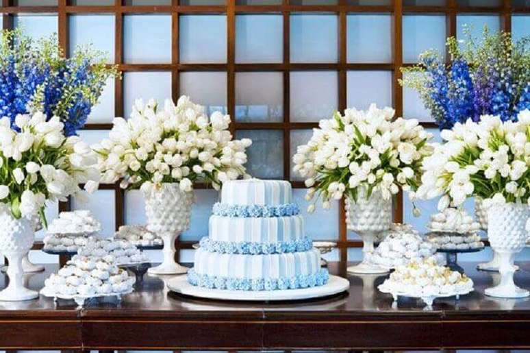3. Invista em arranjos de flores e plantas para a decoração da sua festa de casamento azul – Foto: Doces Inspirações