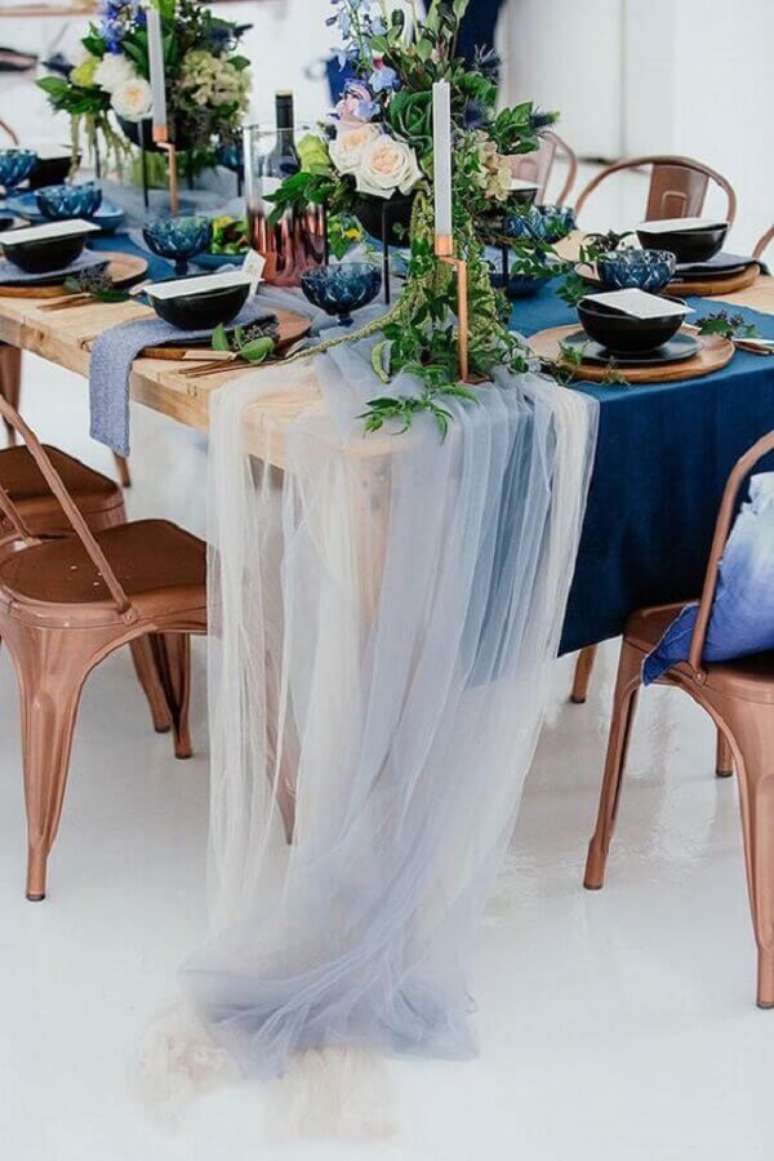 15. Arranjos de flores e folhagens para decoração de casamento azul marinho – Foto: Pinterest