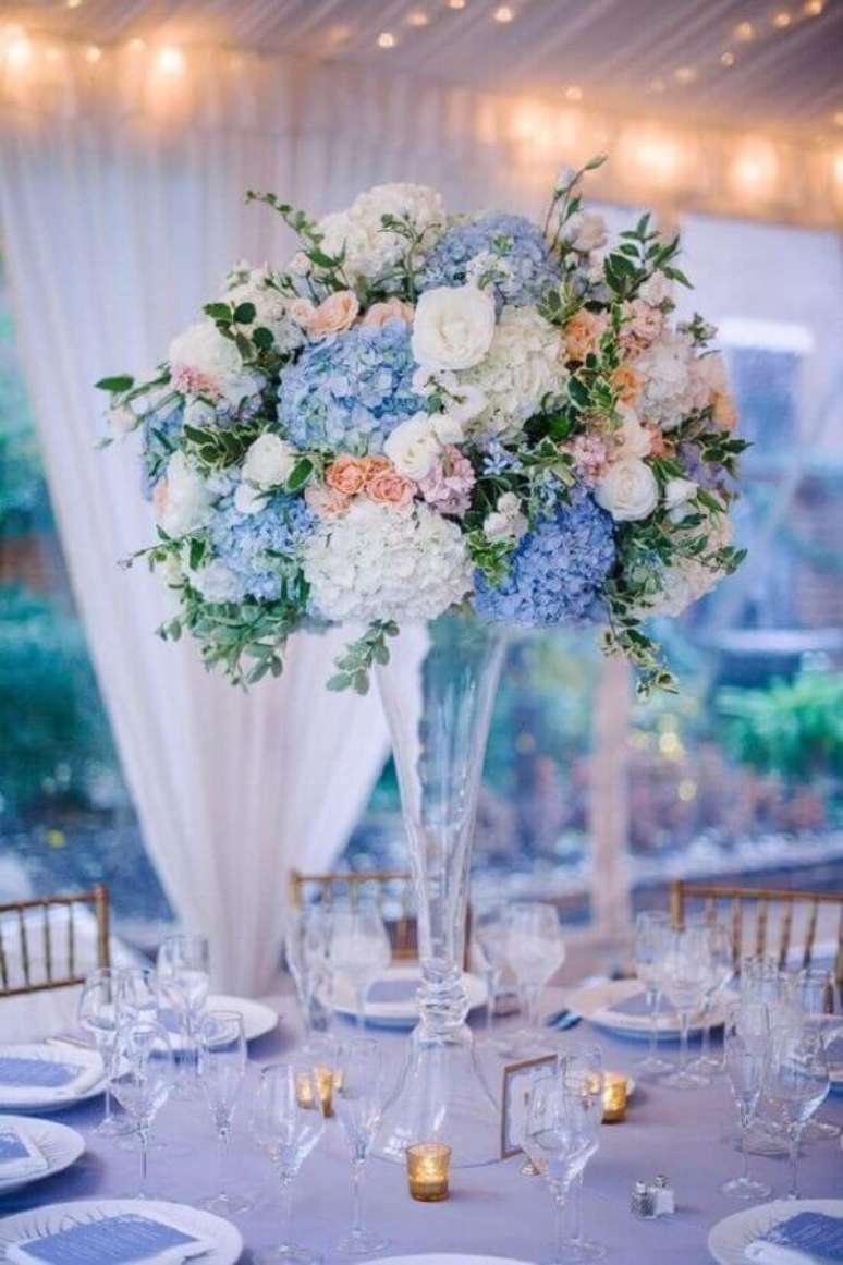16. Lindo arranjos de flores bem grandes para decora&ccedil;&atilde;o de casamento azul e branco &ndash; Foto: Pinterest