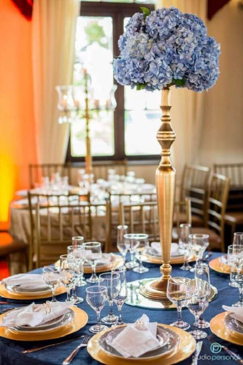 17. Arranjos de flores para decoração de casamento azul e dourado – Foto: Personal de Casamento