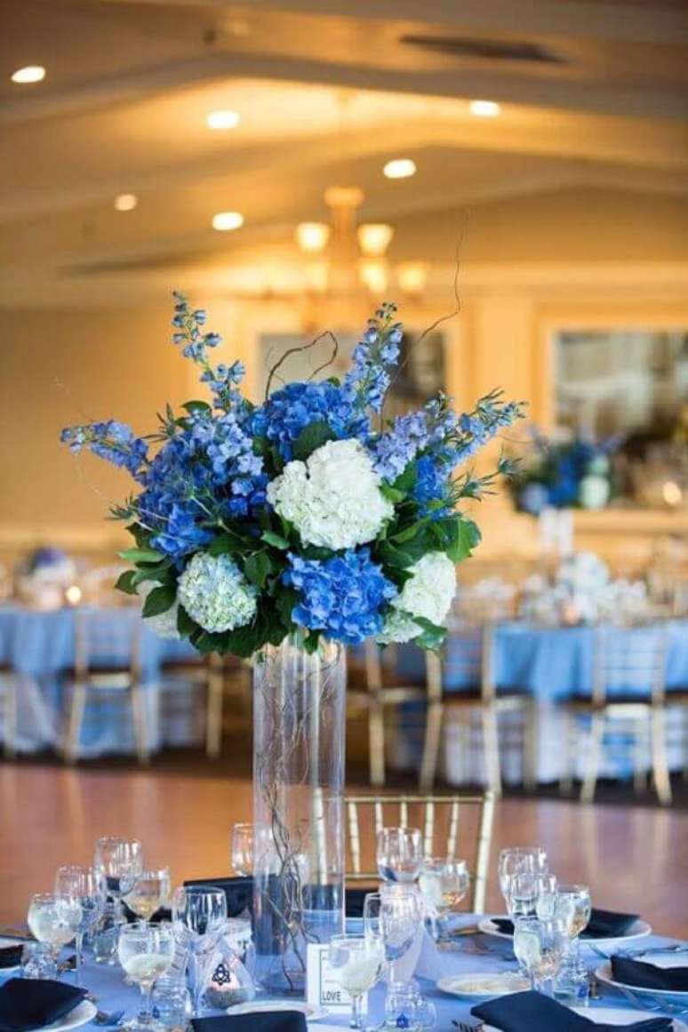 18. Arranjos de flores para decoração de casamento azul e branco – Foto: Flowers By Danielle LLC