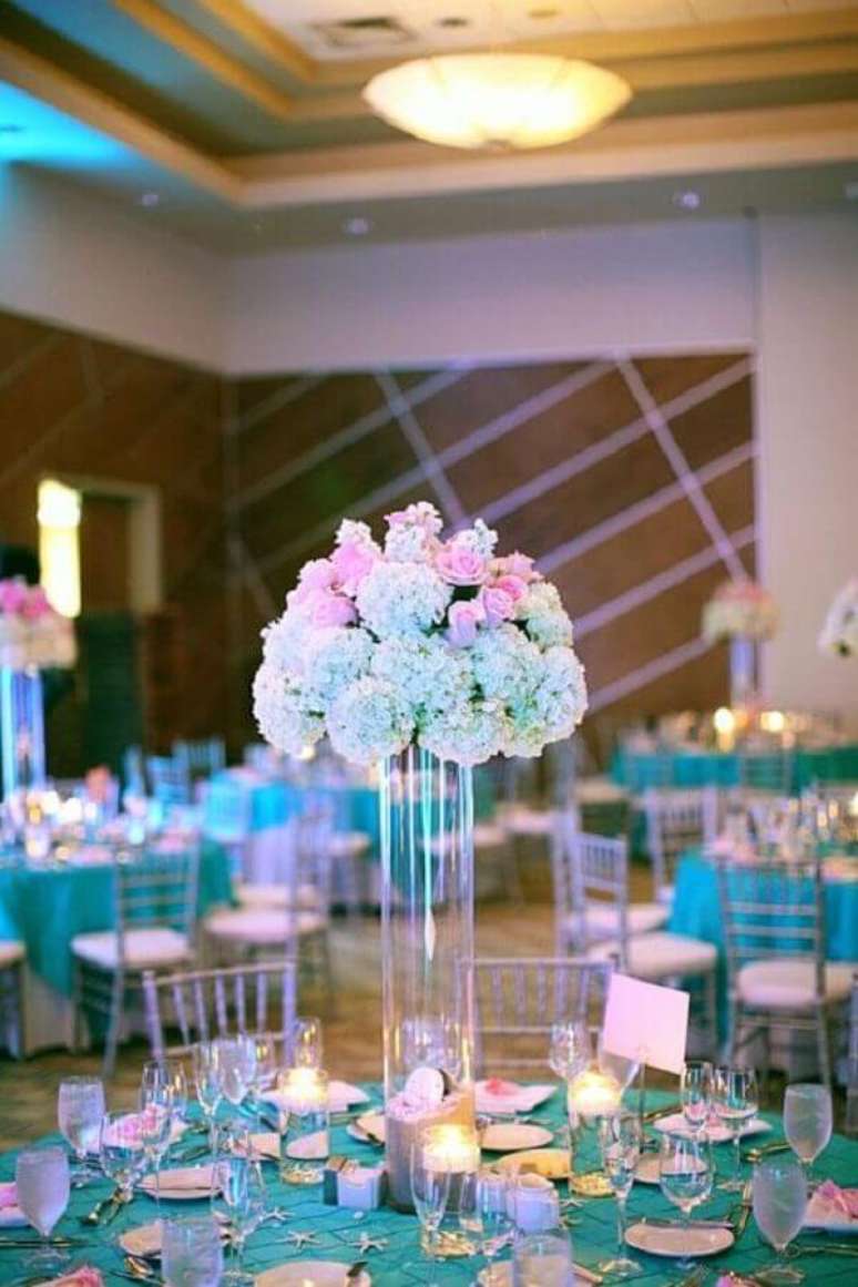 19. Arranjos de flores delicados para decoração de casamento azul Tiffany e rosa – Foto: Ultimas Decoração
