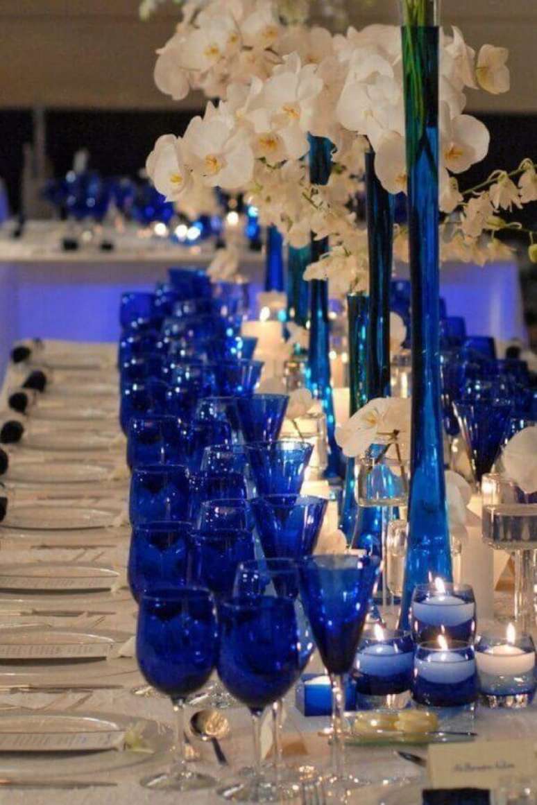 20. Arranjos de orquídeas brancas e taças azuis para decoração de casamento azul royal e branco – Foto: Meu Casamento