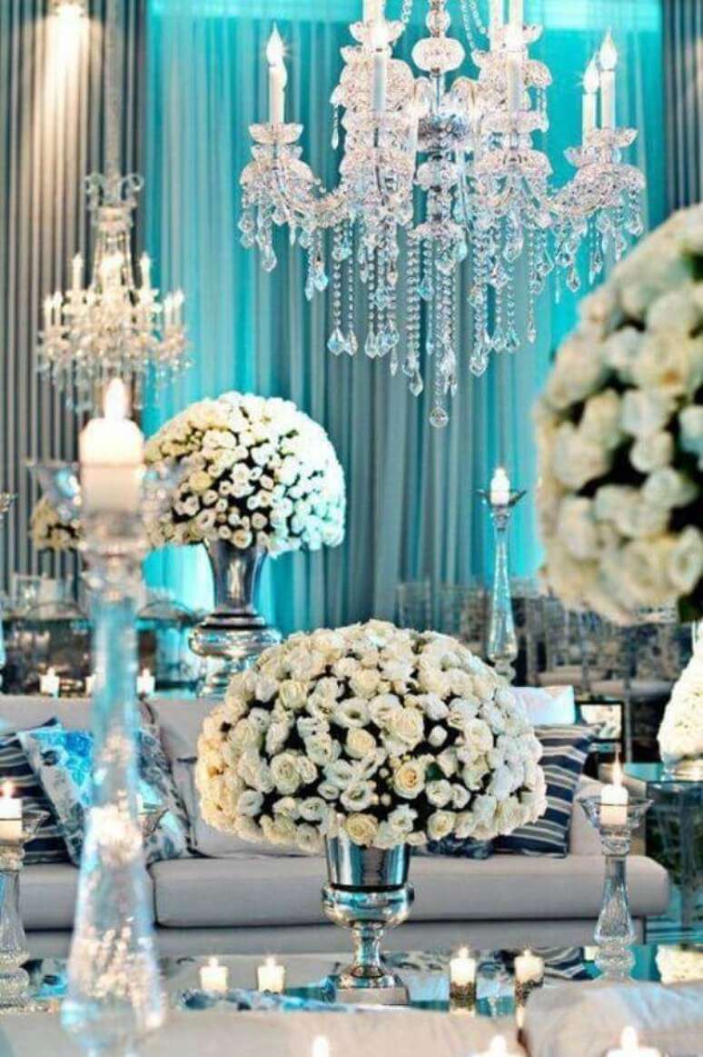 21. Sofisticada decoração de casamento azul Tiffany com lustre de cristal e arranjos de rosas brancas – Foto: Só Decor