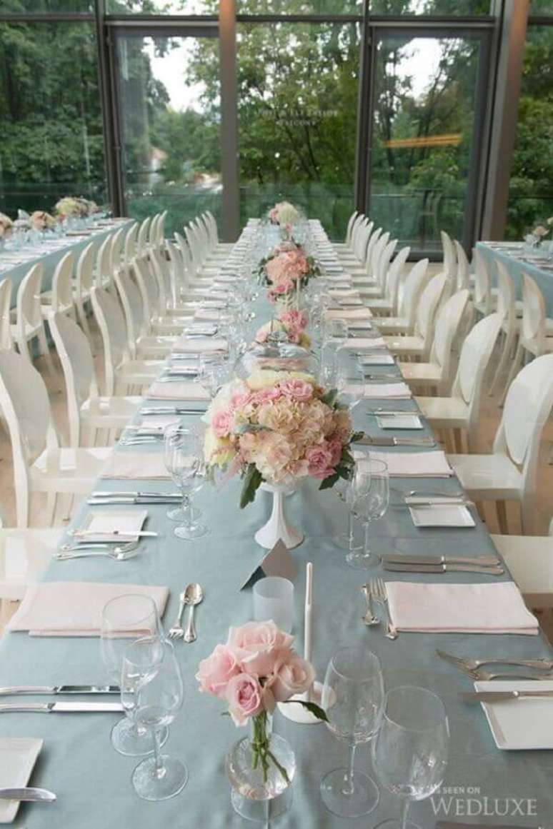 23. Simples decoração de casamento azul e rosa com pequenos arranjos de rosas – Foto: WedLuxe Magazine