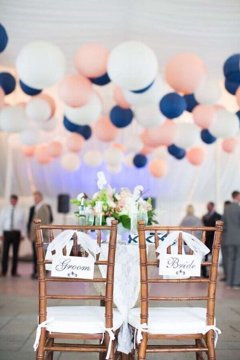 24. Balões no teto para decoração de casamento azul e rosa – Foto: Party Style