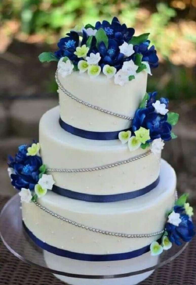 25. Bolo decorado 3 andares para decoração de casamento azul e branco – Foto: Festas biz!