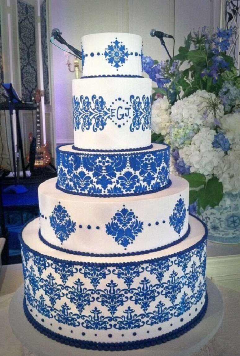 26. Lindo bolo decorado para casamento azul e branco – Foto: Bolos de Casamento