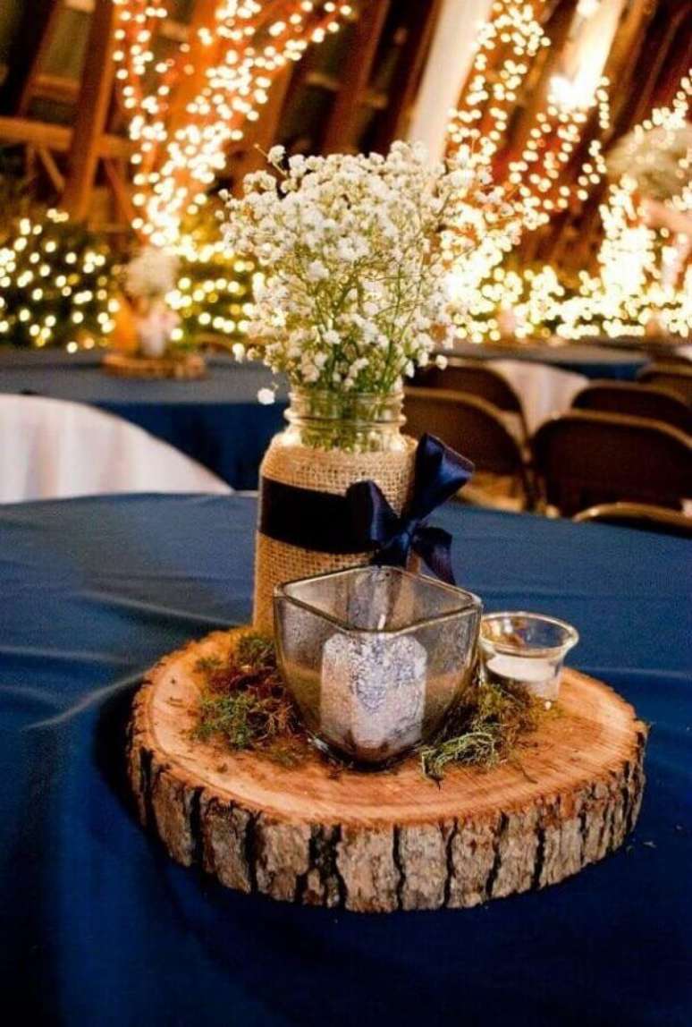 27. Centro de mesa rústico para decoração de casamento azul marinho – Foto: Pinterest