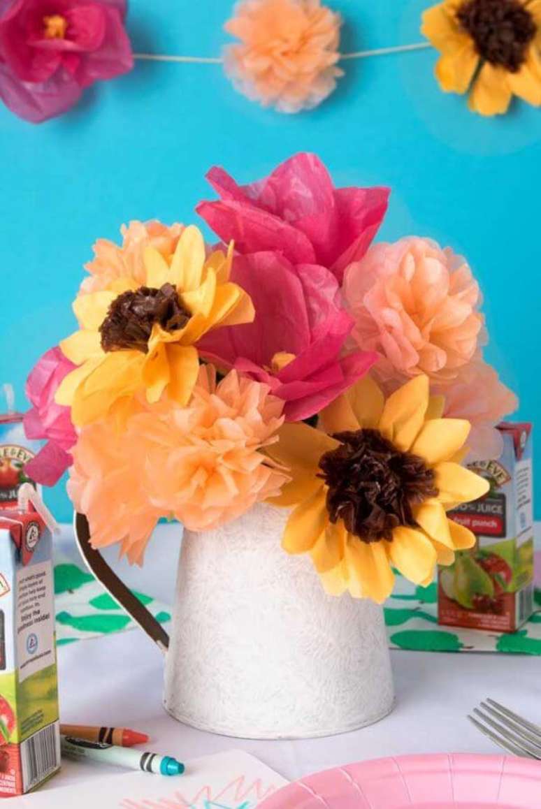 9. Decora&ccedil;&atilde;o com flores de papel de seda coloridas &ndash; Via: Pinterest
