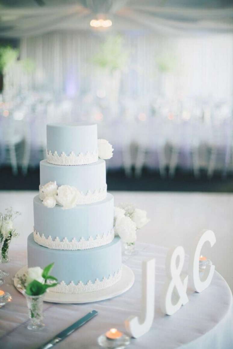 30. Modelo de bolo decorado 4 andares para decoração de casamento azul e branco – Foto: Weddbook