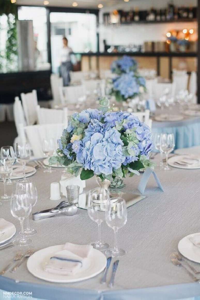 11. A decoração de casamento azul e branco é um clássico e pode ser usada desde um casamento rústico até mesmo um super sofisticado – Foto: NNdecor Design Studio
