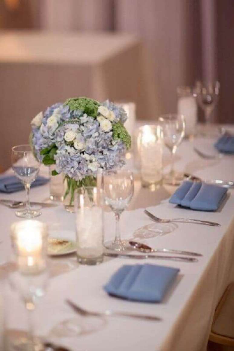 31. Decoração de casamento azul e branco com arranjos de flores simples – Foto: WeddingWire