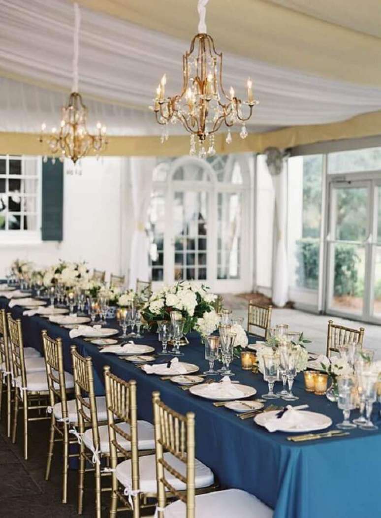 1. A decoração de casamento azul pode ser super romântica e sofisticada – Foto: Casa, Comida e Roupa Espalhada
