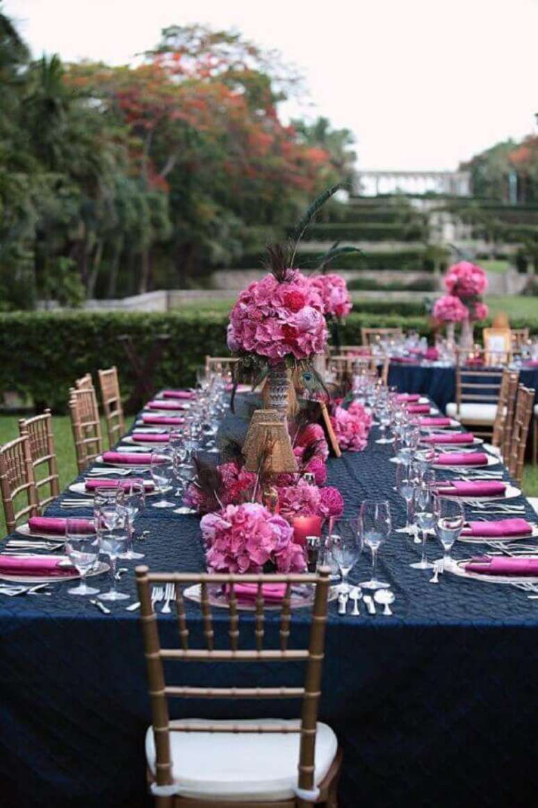 13. Ideia de decoração de casamento azul e rosa ao ar livre – Foto Pinterest