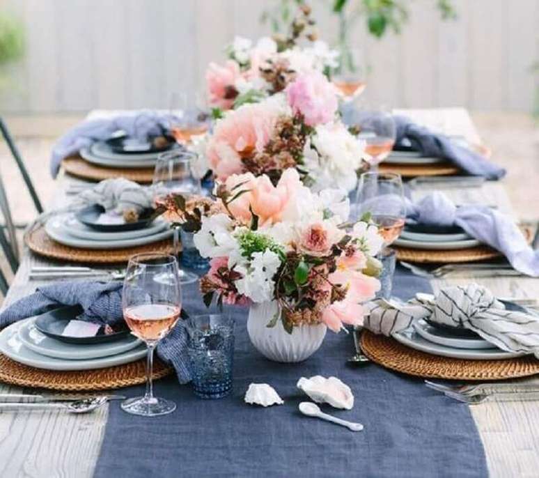 7. Decora&ccedil;&atilde;o simples e delicada para festa de casamento azul claro e rosa &ndash; Foto: Pinterest