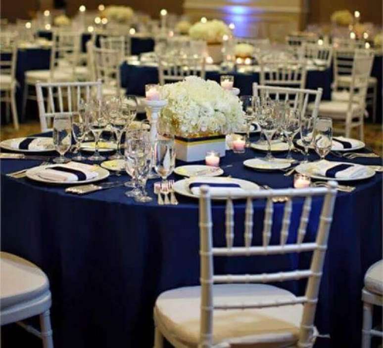 33. Arranjos de flores brancas para decoração de casamento azul marinho – Foto: Weddbook