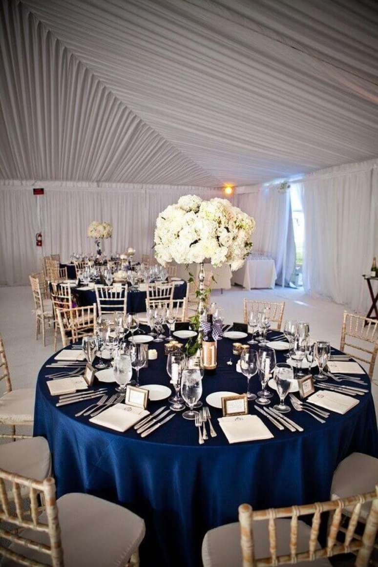 34. Decoração de casamento azul marinho com grande arranjo de flores brancas – Foto: Pinterest