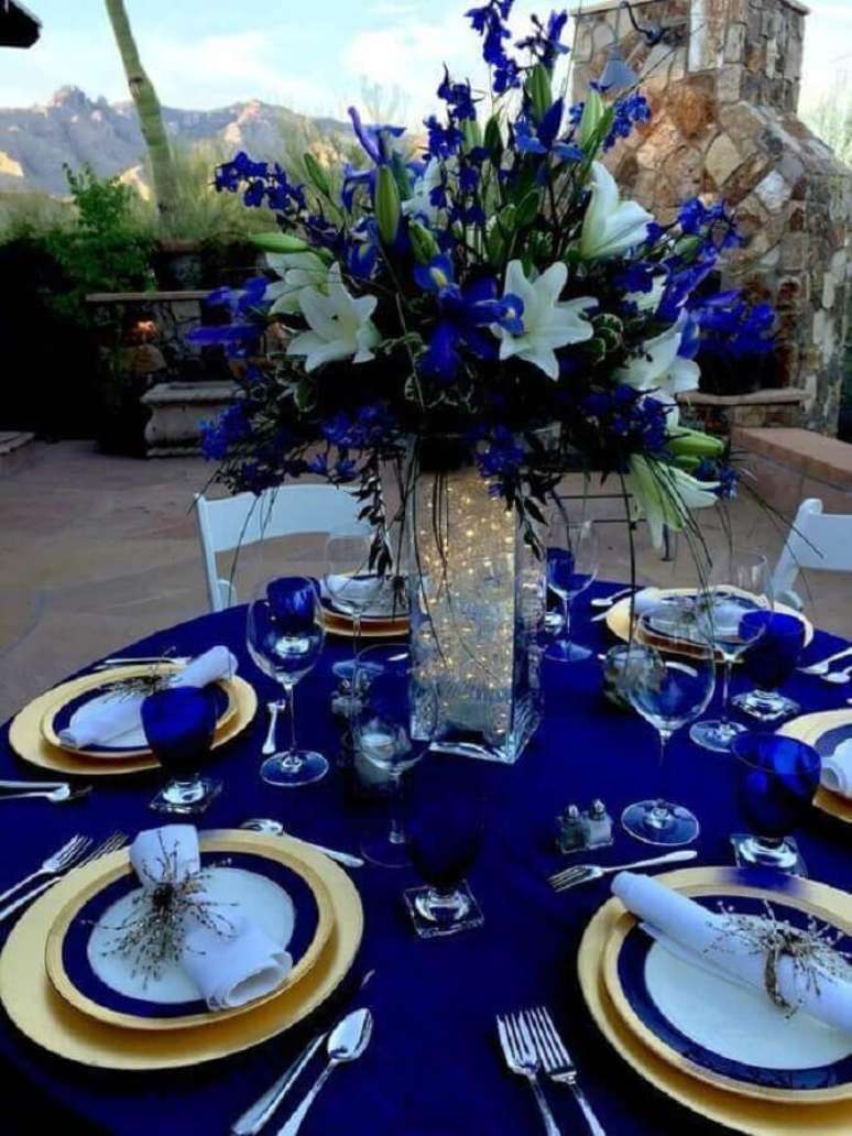 10. Os detalhes em dourado deixaram a decoração de casamento azul royal super sofisticada – Foto: Pinterest