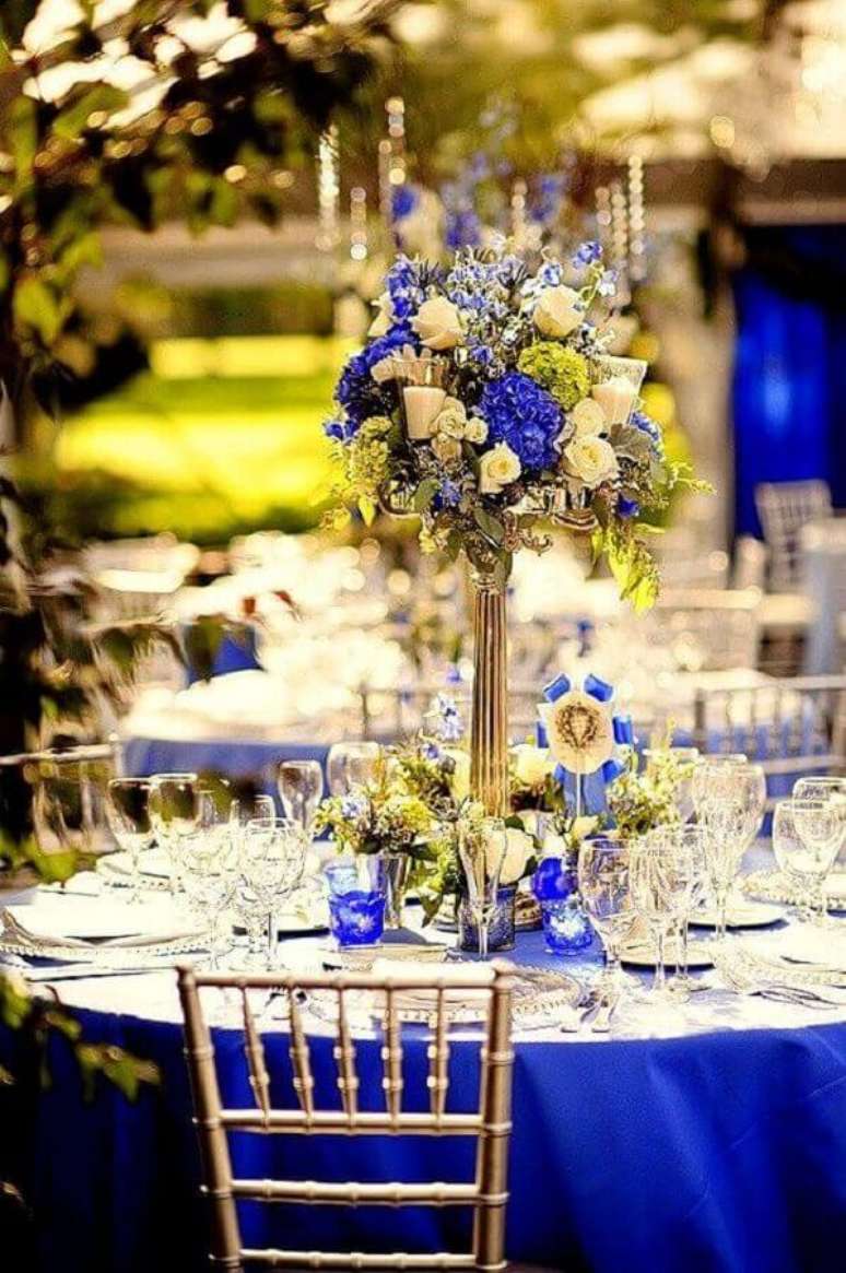 35. Arranjos de flores para decoração de casamento azul royal e dourado – Foto: Pinterest