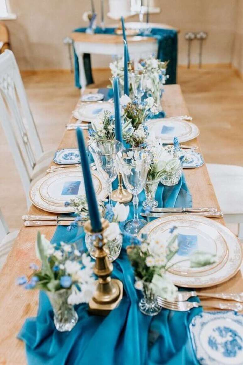 36. Decoração de casamento azul rústico com castiçais dourados – Foto: Whimsical Wonderland Weddings
