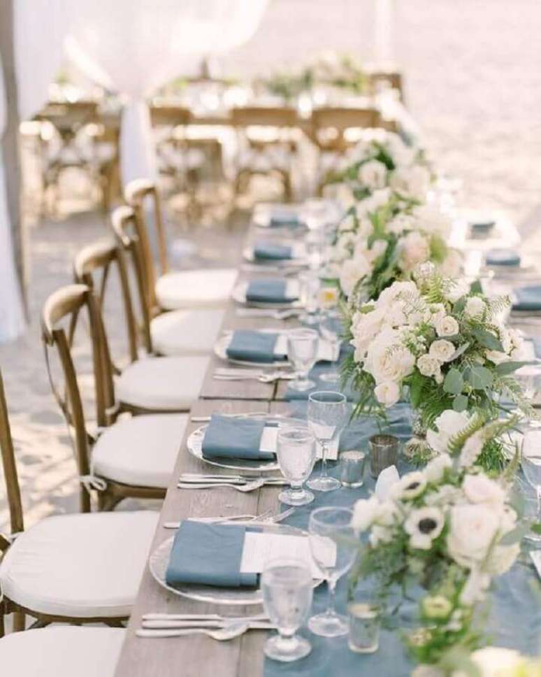 38. Delicada decoração de casamento azul e branco com arranjos de rosas – Foto: Fab Mood
