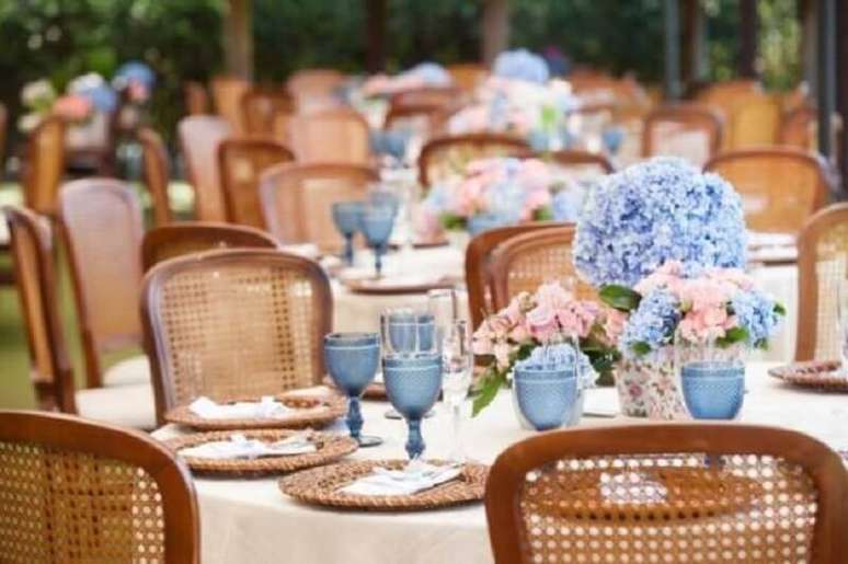 40. Decoração de casamento azul e rosa ao ar livre – Foto: Pinterest