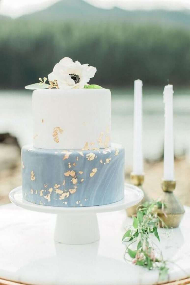41. Delicado bolo para decoração de casamento azul e branco com detalhes dourados – Foto: Casa, Comida e Roupa Espalhada