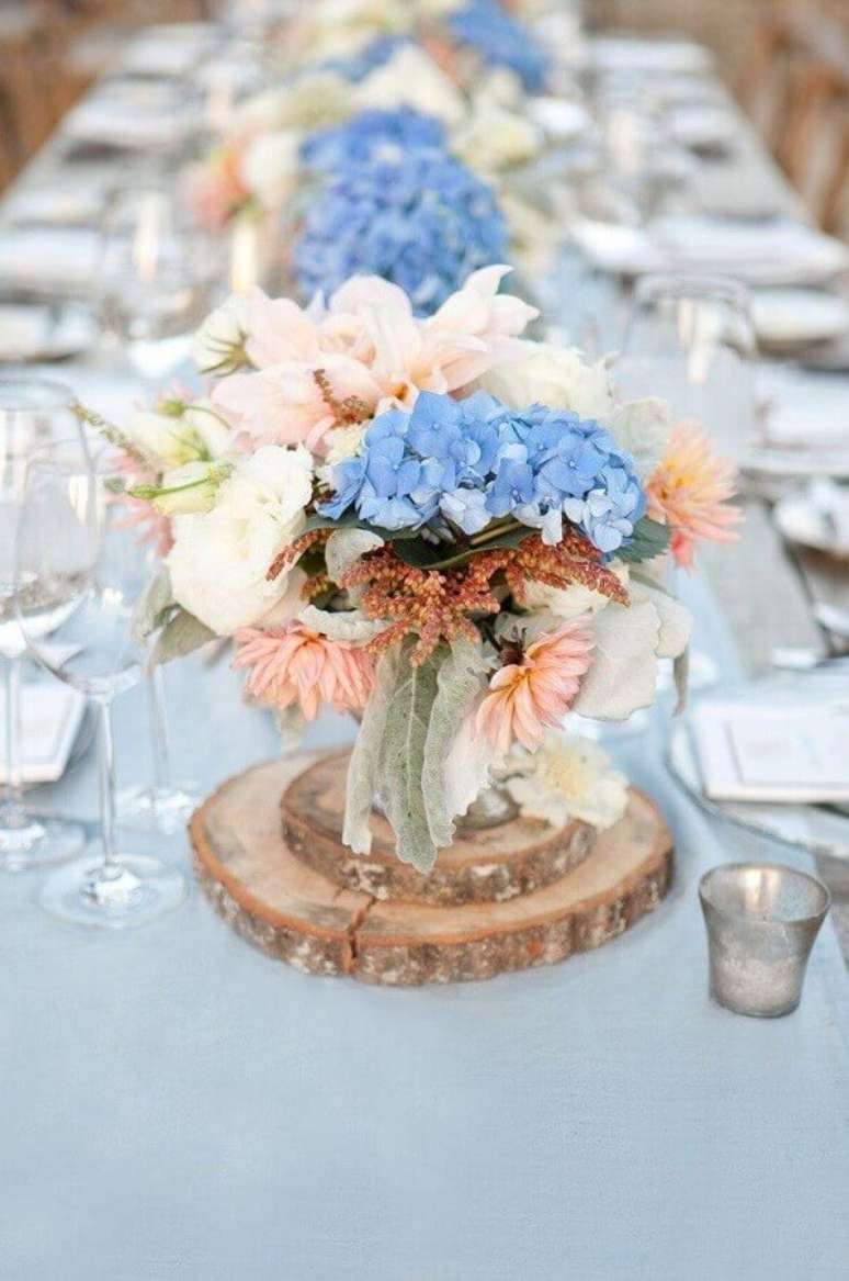 42. Modelos de arranjos bem delicados e rústicos decoração de casamento azul e branco – Foto: Wedding Themes