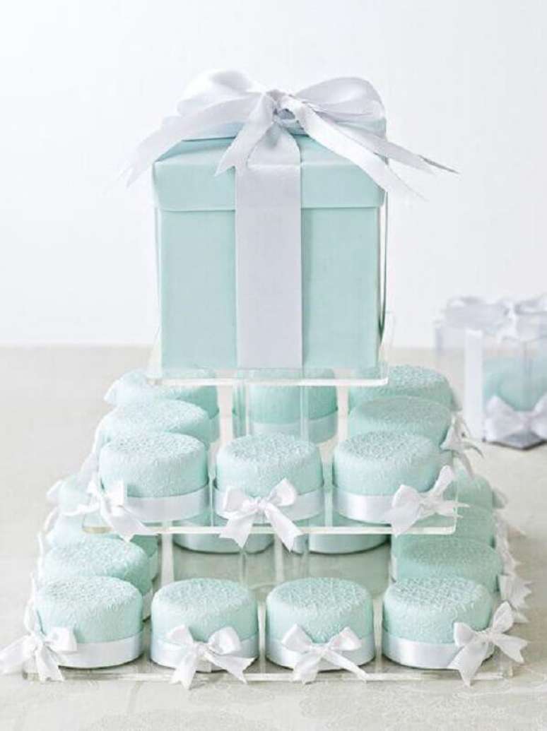 46. Doces personalizados para lembrancinhas de casamento azul Tiffany – Foto: Weddbook