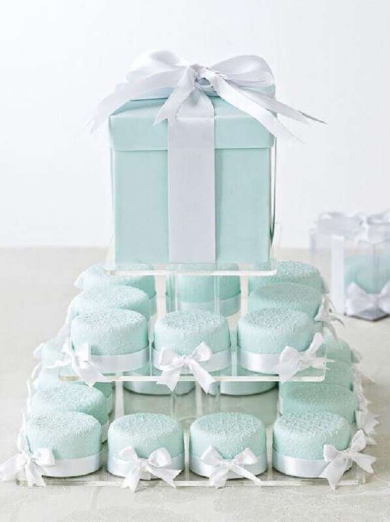 46. Doces personalizados para lembrancinhas de casamento azul Tiffany &ndash; Foto: Weddbook