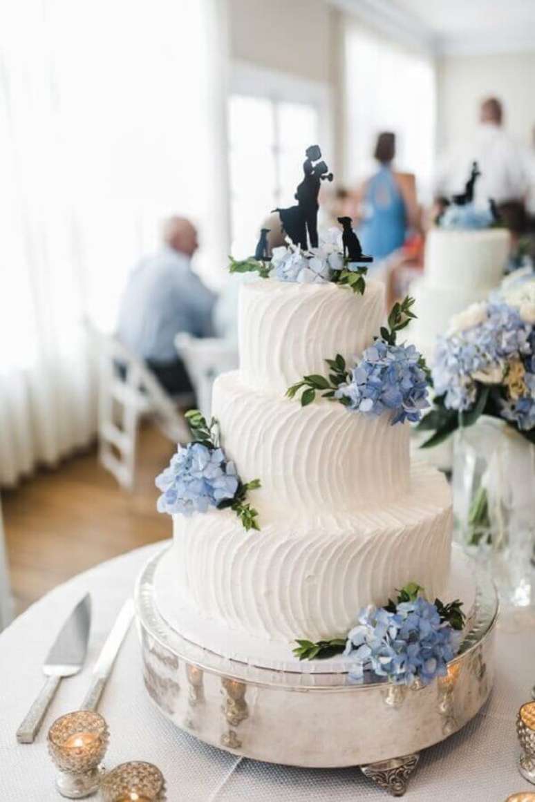 48. Flores azuis para decoração de bolo de casamento azul e branco – Foto: Gabbie Burseth Photography