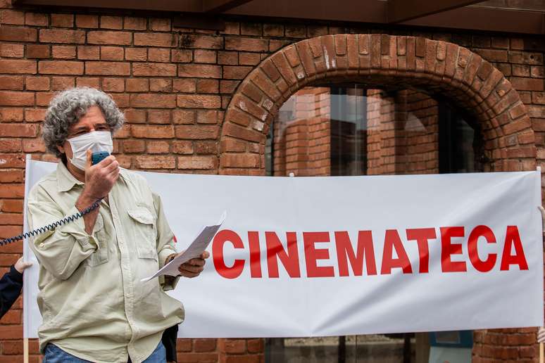 Cineastas protestam em frente a Cinemateca Brasileira contra a situação financeira, o abandono e a falta de incentivo na unidade