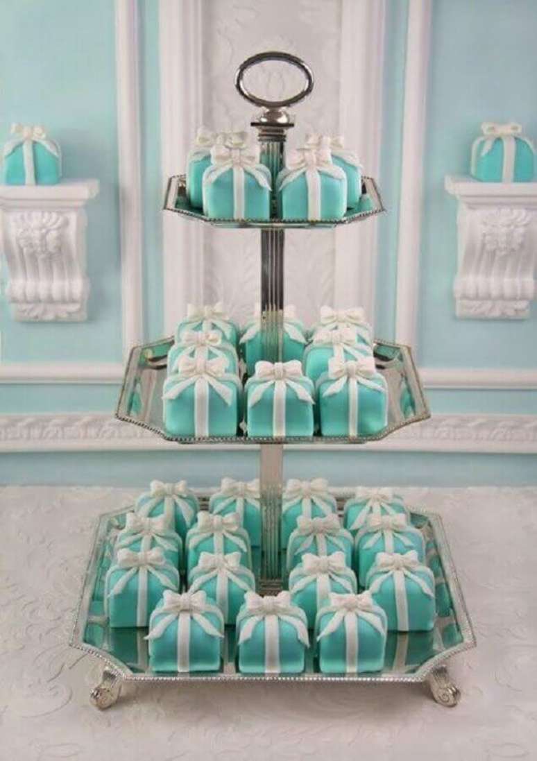 50. Ideias de doces decorados em prato 3 andares de prata para decoração de casamento azul Tiffany – Foto: Yandex