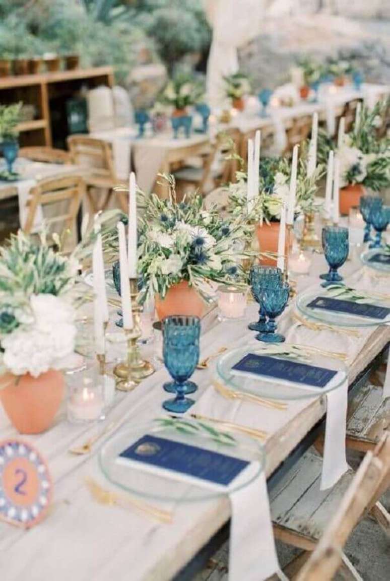 54. Linda decoração de casamento azul e branco com castiçais dourados – Foto: Pinterest