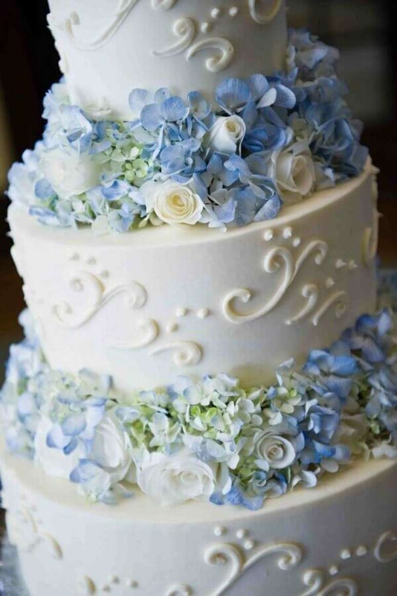55. Detalhes de bolo decorado com flores e arabescos para casamento azul e branco – Foto: Pinterest